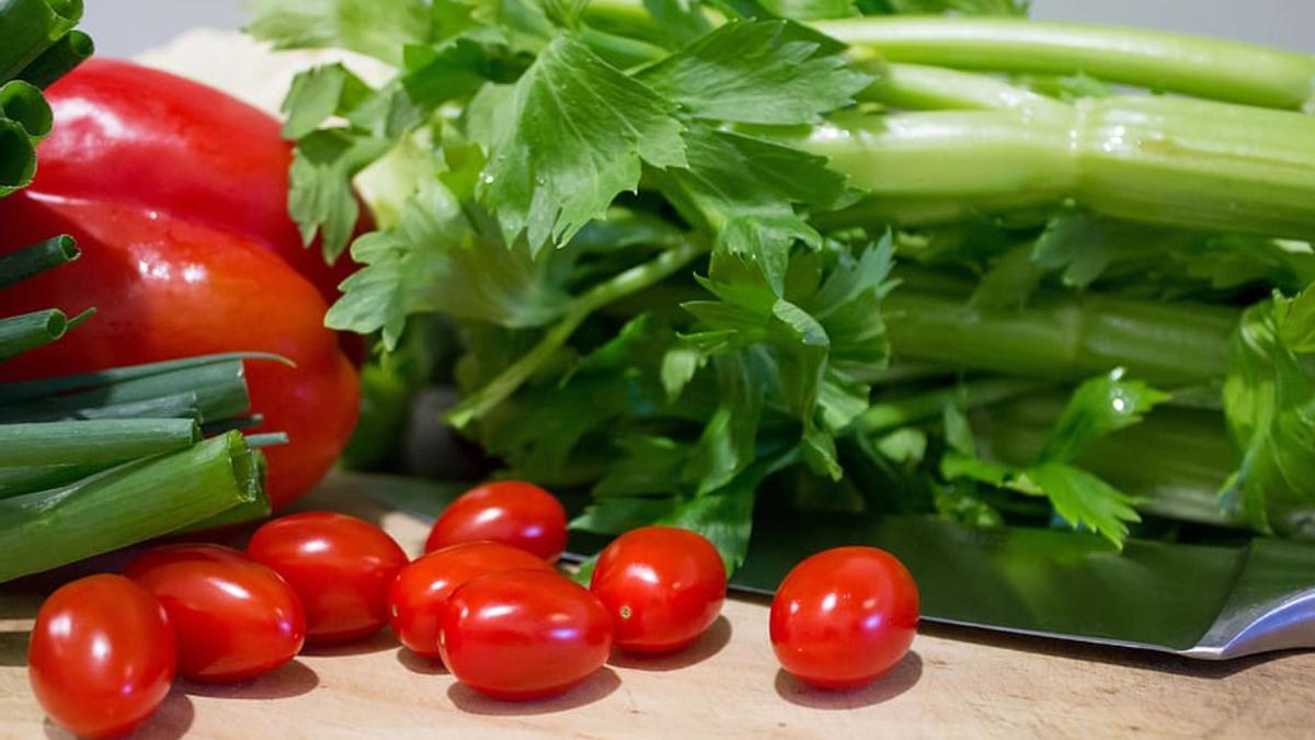 Apio, tomates, pimiento y puerro.