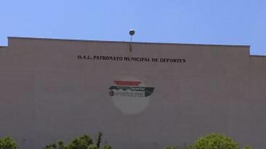 Imagen de la fachada del pabellón polideportivo de San Vicente