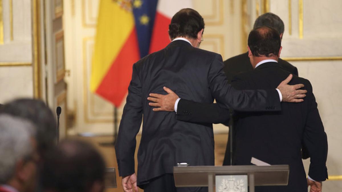 Mariano Rajoy (izquierda) y François Hollande abandonan una rueda de prensa, el pasado 10 de octubre en París.