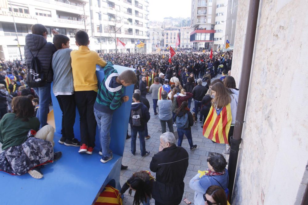 Concentració multitudinària a la seu de la Generalitat de Girona per reclamar la llibertat dels presos