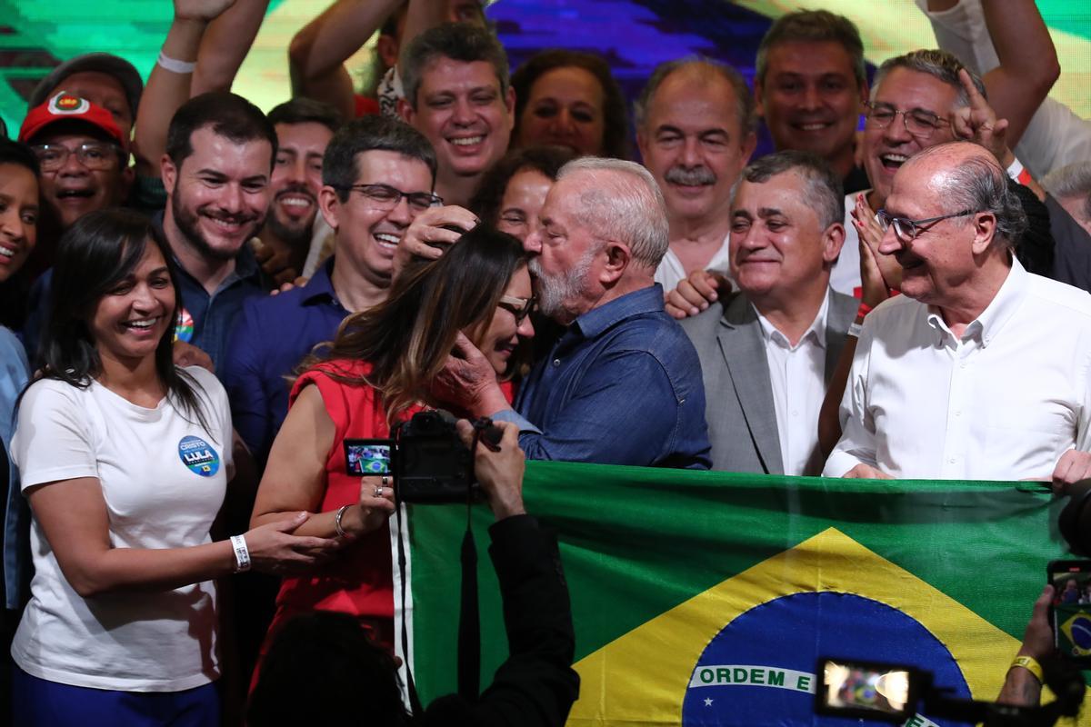 AME9870. SAO PAULO (BRASIL), 30/10/2022.- El expresidente brasileño Luiz Inácio Lula da Silva besa hoy a su esposa Janja tras su triunfo en la segunda vuelta de las elecciones, en Sao Paulo (Brasil). El exmandatario Luiz Inácio Lula da Silva ganó este domingo la segunda vuelta de las elecciones presidenciales en Brasil con un 50,83 % frente al 49,17 % que obtuvo el actual gobernante, Jair Bolsonaro, con el 98,81 % de las urnas escrutadas. EFE/ Sebastiao Moreira