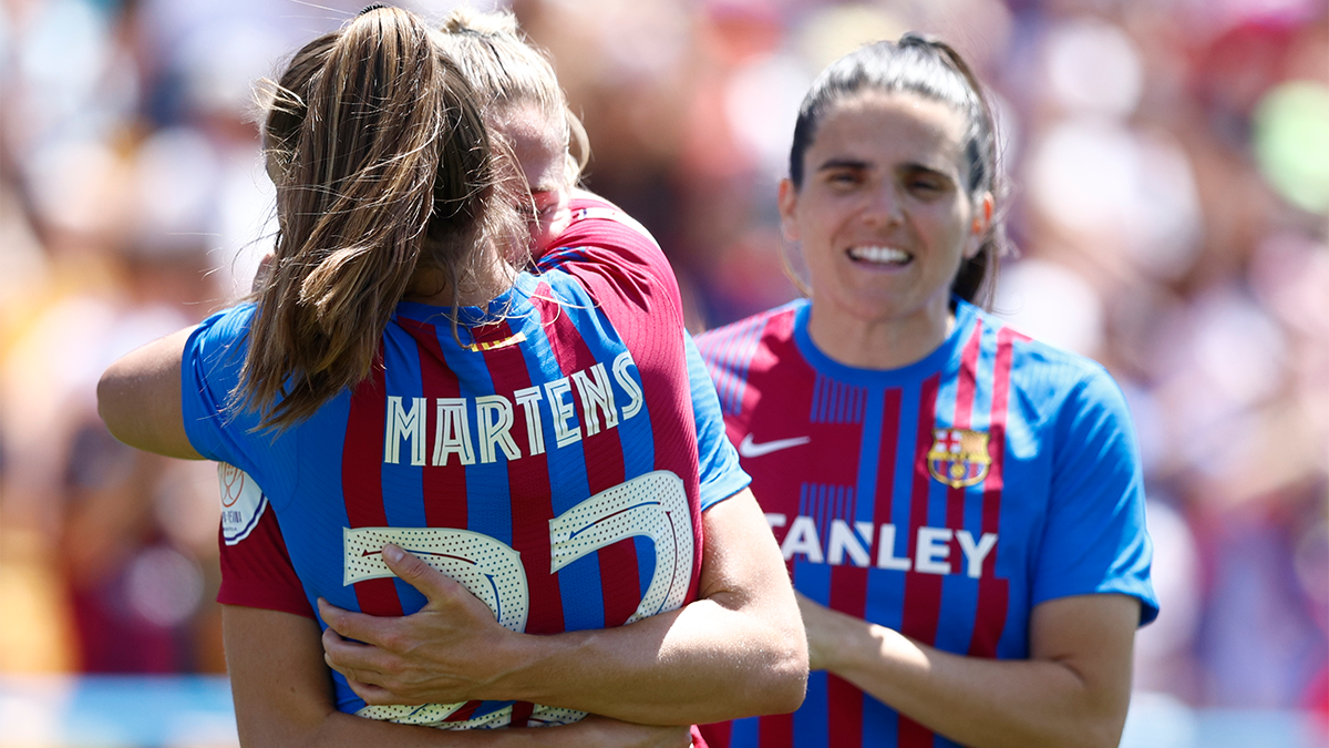 Lieke Martens y Rolfö, fundiéndose en un abrazo tras acabar el partido