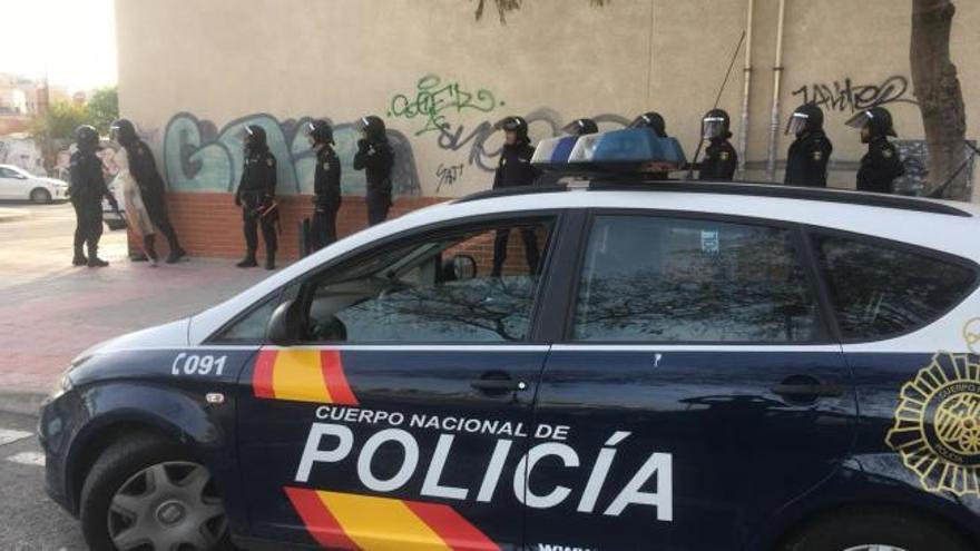 Detenido en Alicante un hombre tras atrincherarse en su casa y amenazar con matar a sus hijos