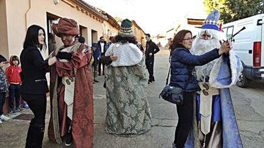 Los Reyes Magos hacen un alto en los pueblos de la comarca de Los Valles