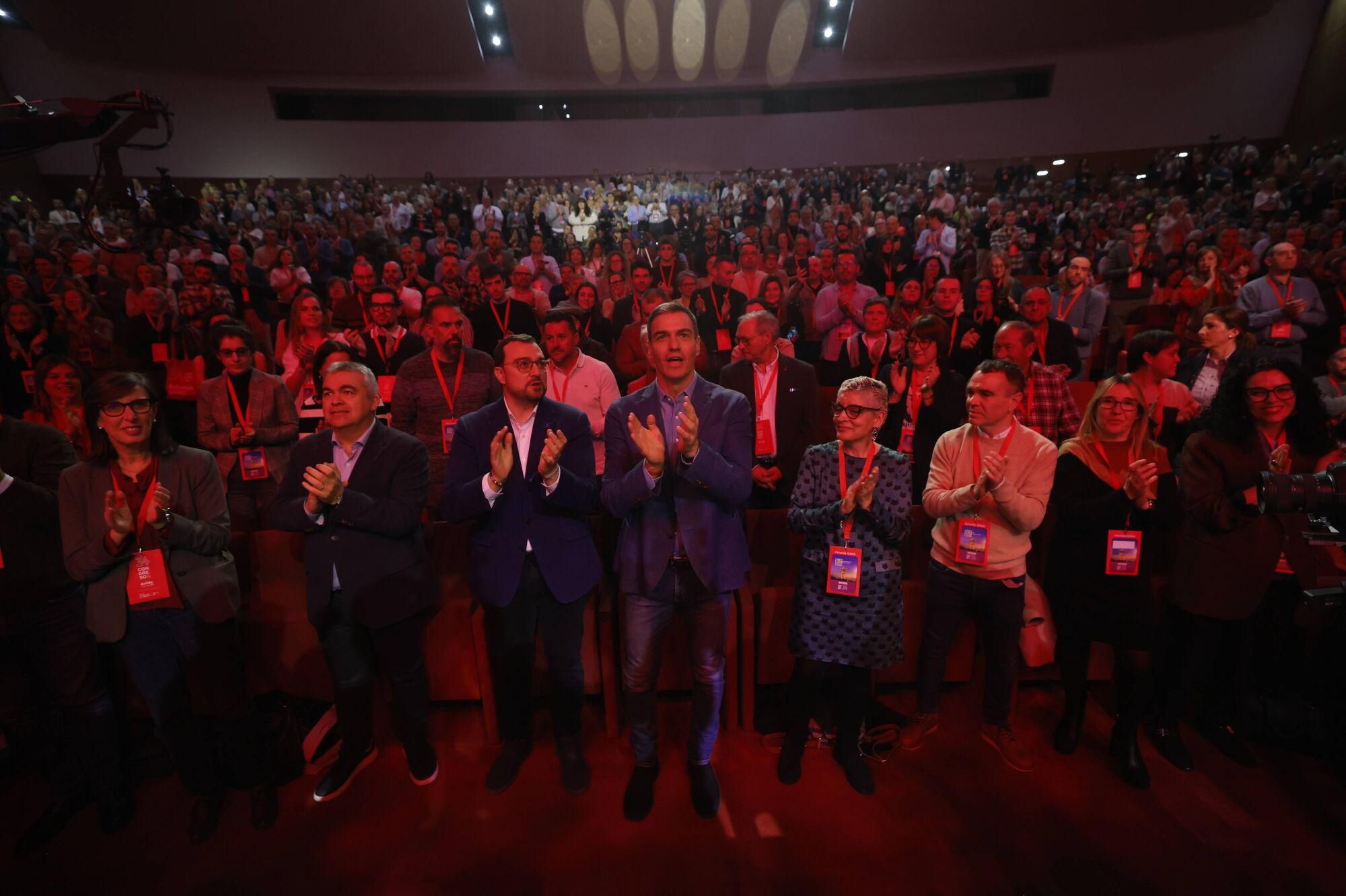EN IMÁGENES: Pedro Sánchez y Adrián Barbón abren el congreso del PSOE asturiano