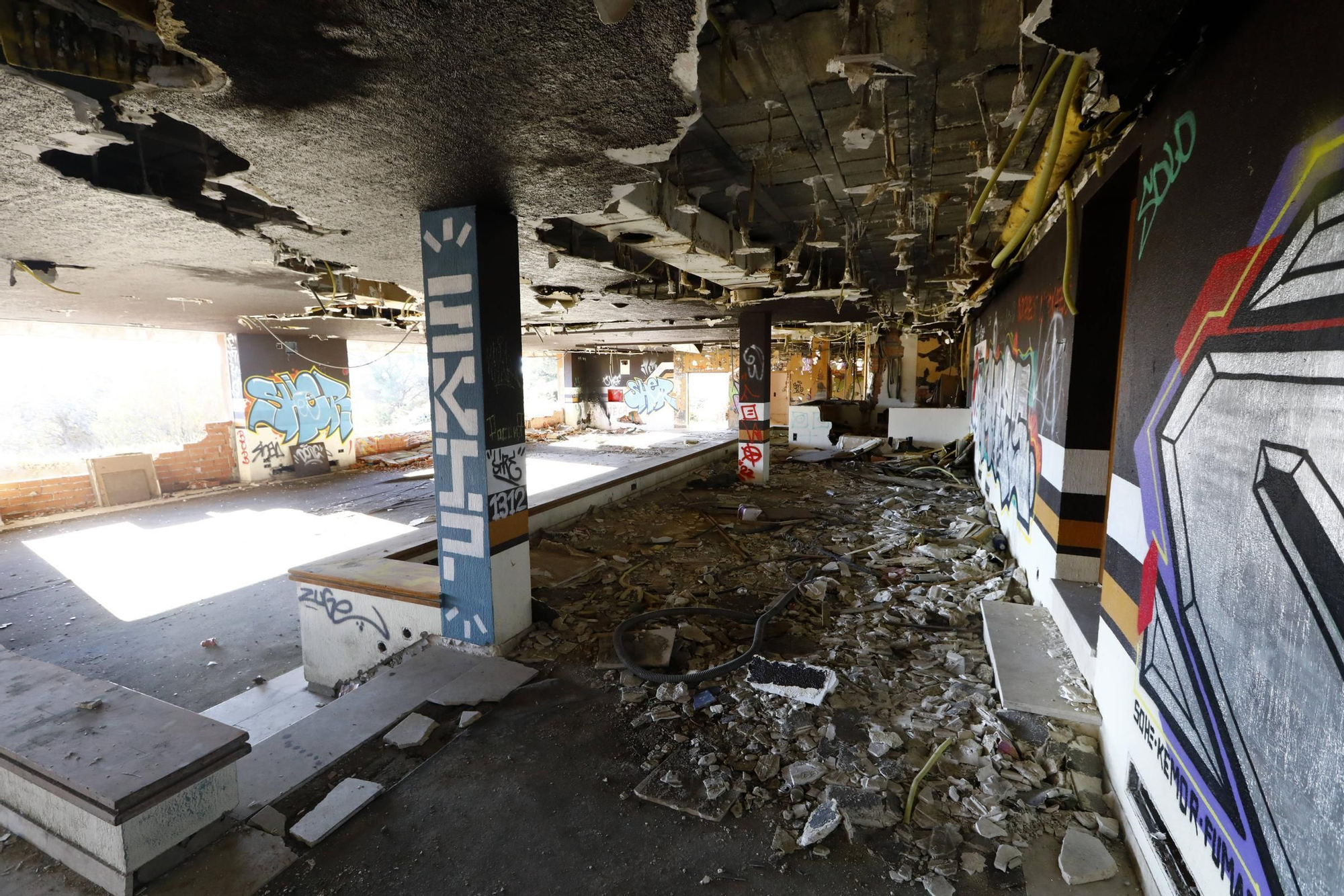 Así se encuentra el abandonado casino Montesblancos, en Alfajarín