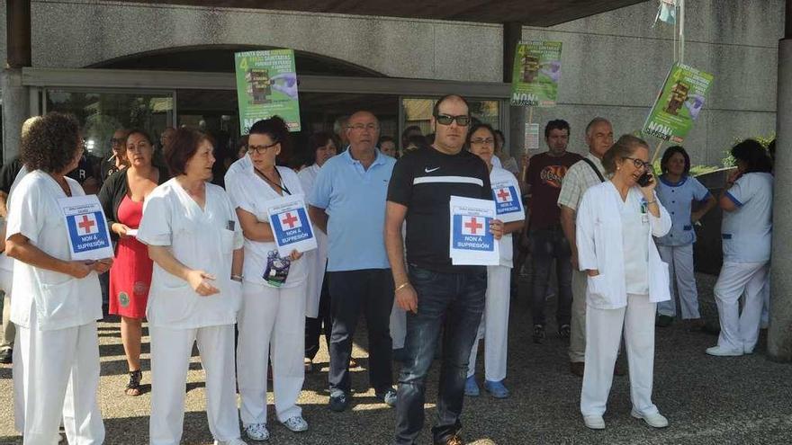 Reciente concentración en defensa del área sanitaria de O Salnés a las puertas del Hospital. // Iñaki Abella
