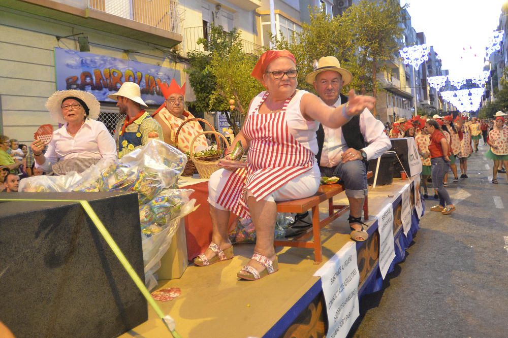 El popular desfile de la Gran Charanga en Elche reúne a más de 4.500 participantes