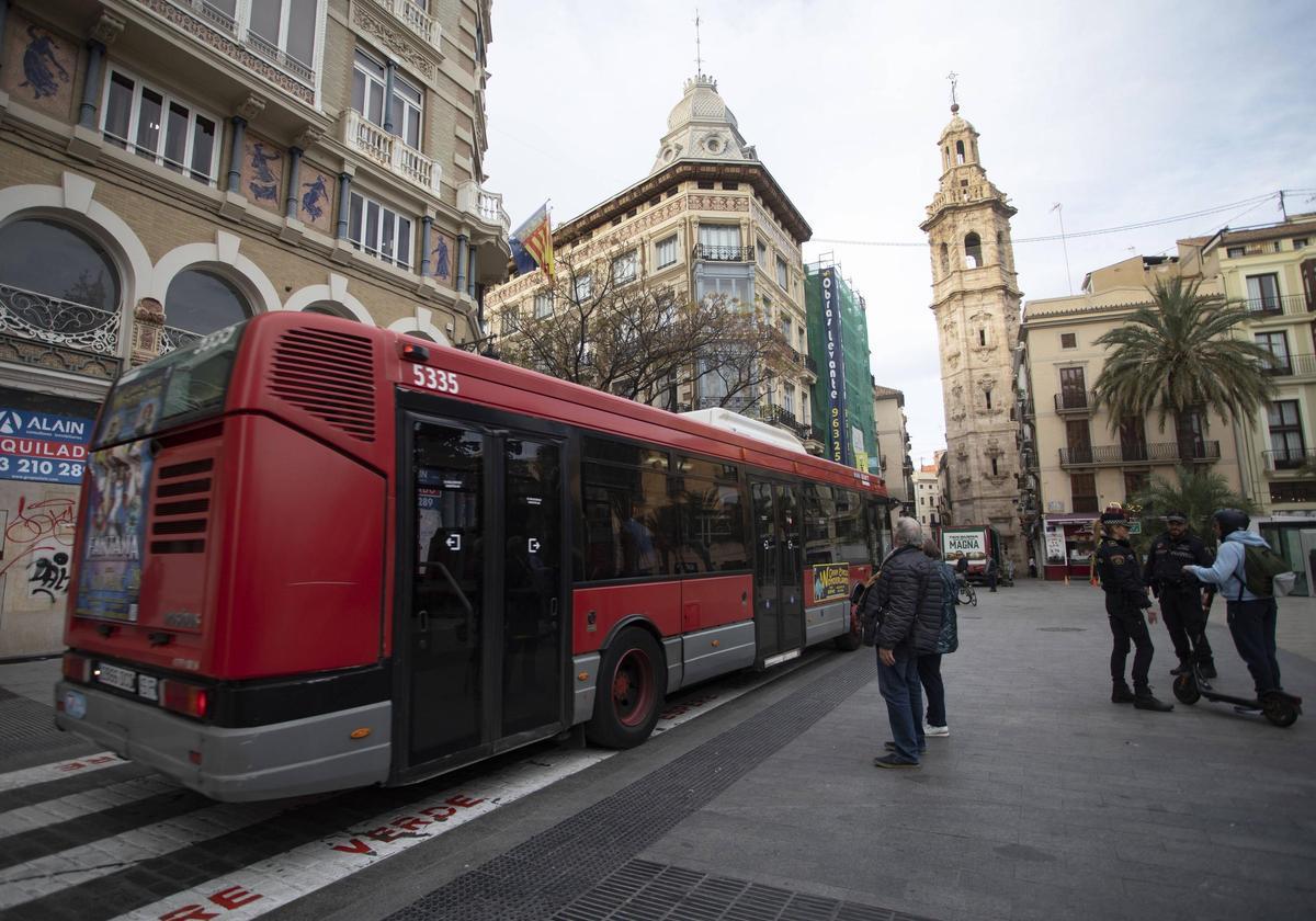 El autobús de la EMT para en la plaza del Ayuntamiento.