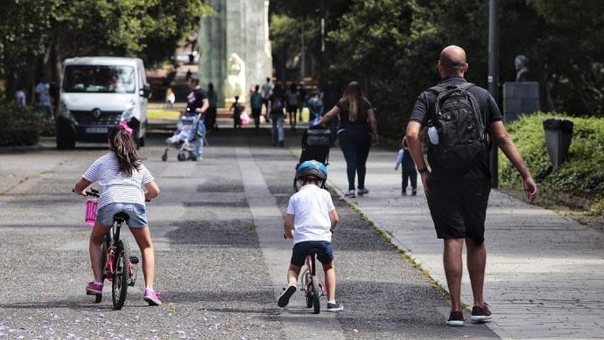 Imagen de archivo de unos niños con sus bicicletas.