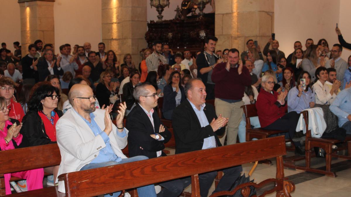 La iglesia de San Francisco rompía en aplausos, cuando terminaba el escrutinio y Miguel Ángel Peña Lorente, centro, era proclamado por las urnas presidente del Paso Azul.