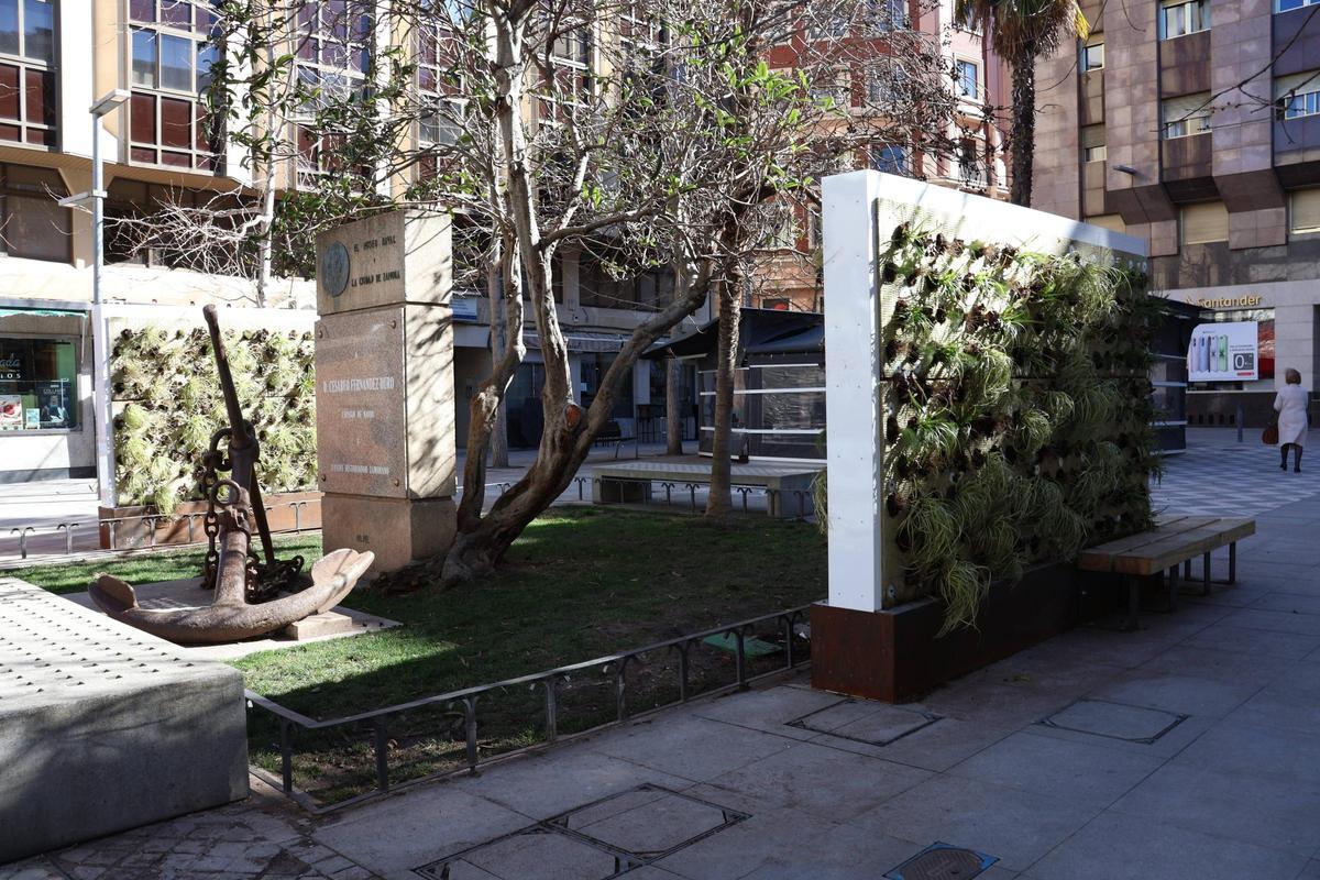 Jardines verticales en la plaza de Fernandez Duro.