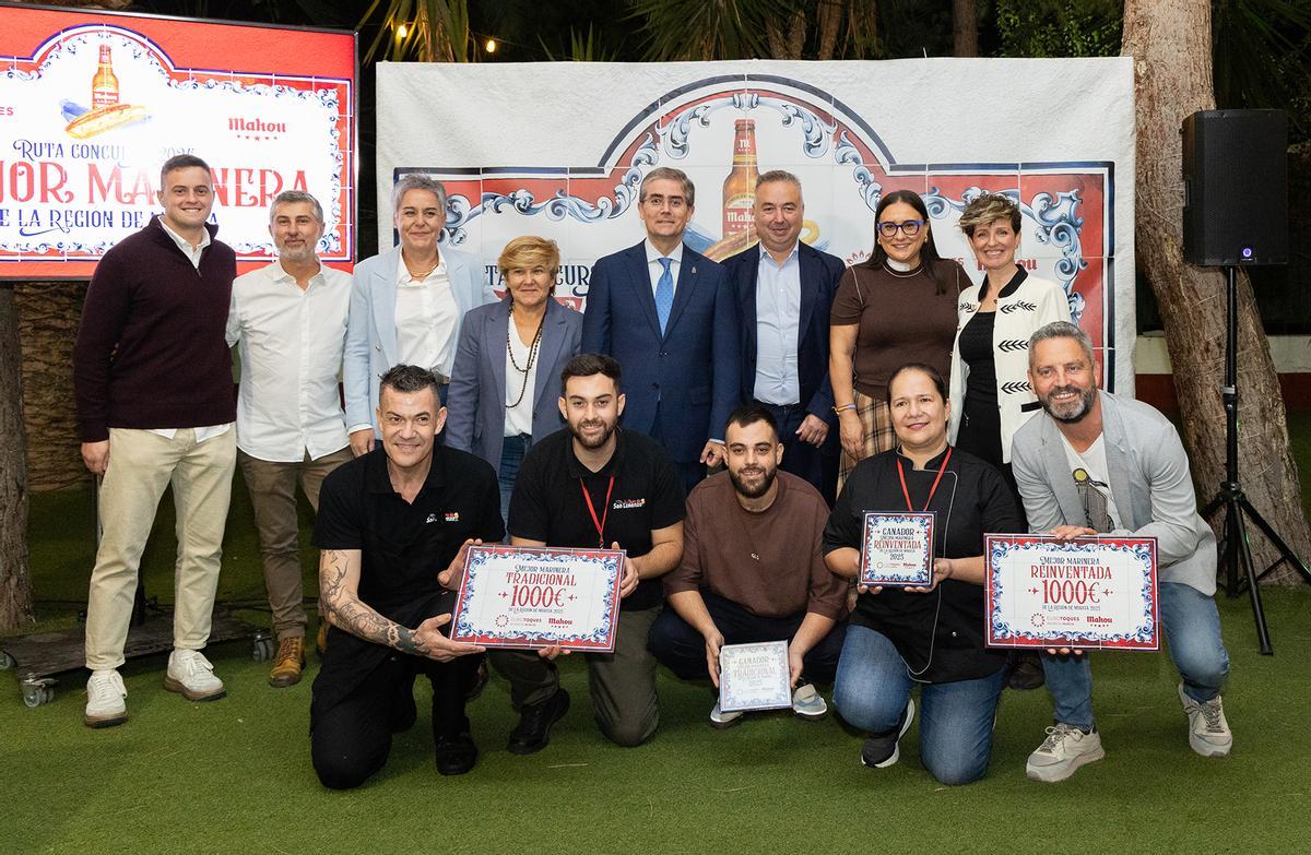 Los ganadores del certamen, junto a autoridades, miembros del jurado y organizadores