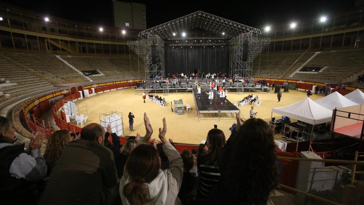 Un momento de los ensayos en la plaza de Toros para la elección de la Bellea del Foc 2023.