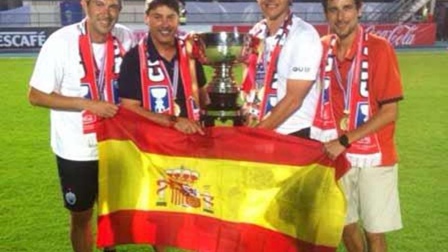 Alejandro Menéndez, segundo por la izquierda, con sus ayudantes y el trofeo de la Supercopa de Tailandia.