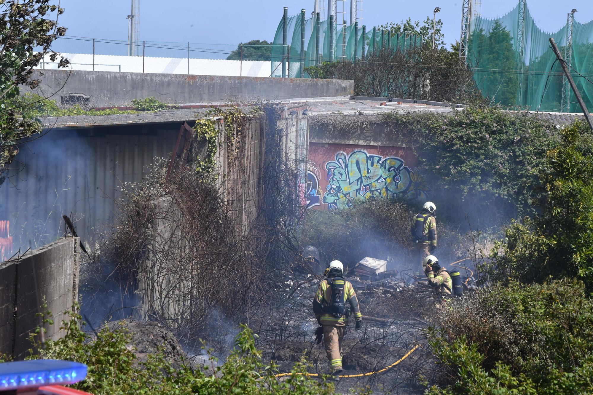 Los bomberos de A Coruña acuden a la avenida de Navarra por un incendio