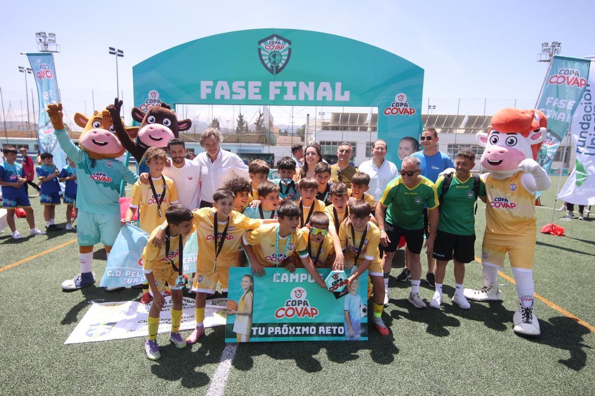 El Peloteros celebra la victoria en la modalidad de fútbol.