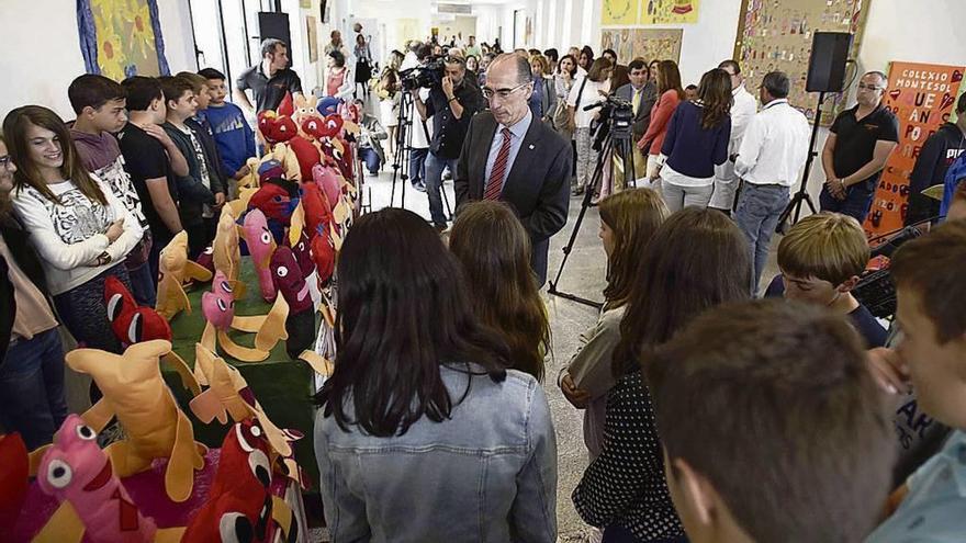 Los estudiantes de Montesol muestran al conselleiro el Tren Solidario que confeccionaron. // FdV