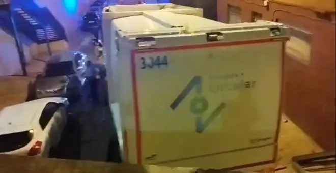 Un camión de la basura cae desde una altura de cuatro metros en Zaragoza