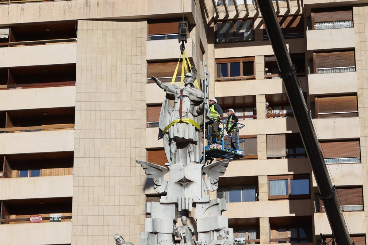 Operarios junto al monumento, instantes antes de comenzar su retirada.