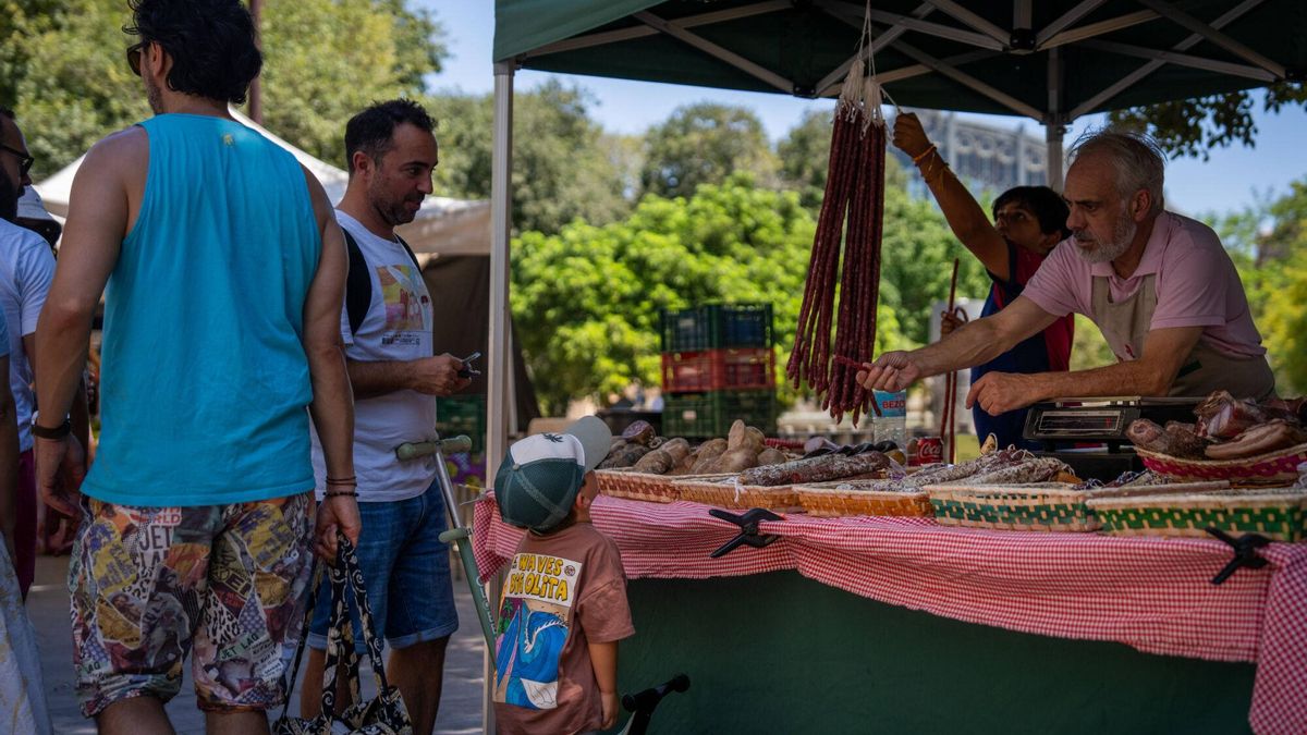 Los mercados al aire libre de Barcelona afrontan con incertidumbre el fin de sus licencias este otoño