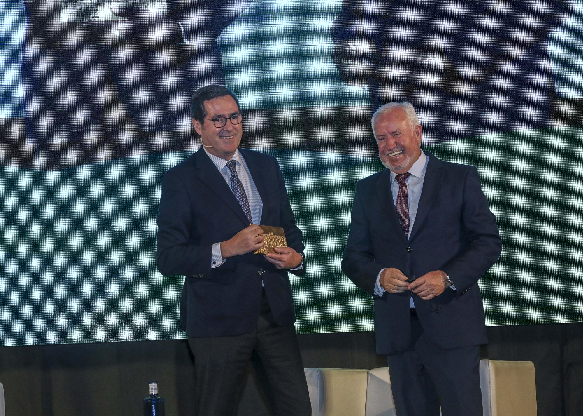 El Circulo Empresarial de Elche y Comarca Cedelco celebró este jueves su IV aniversario en IFA con nuevo presidente el Ilicitano Salvador Perez que releva a su hermano Joaquin Perez