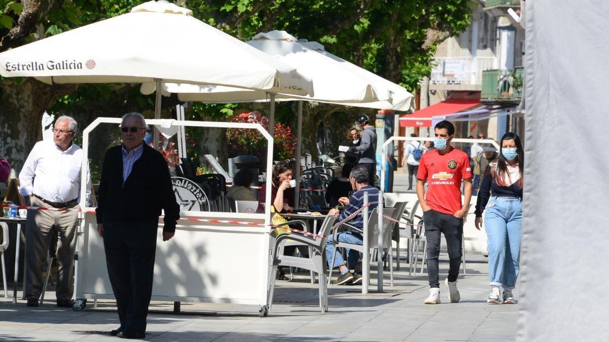 Terrazas ya instaladas en el centro urbano de Cangas. // G.Núñez