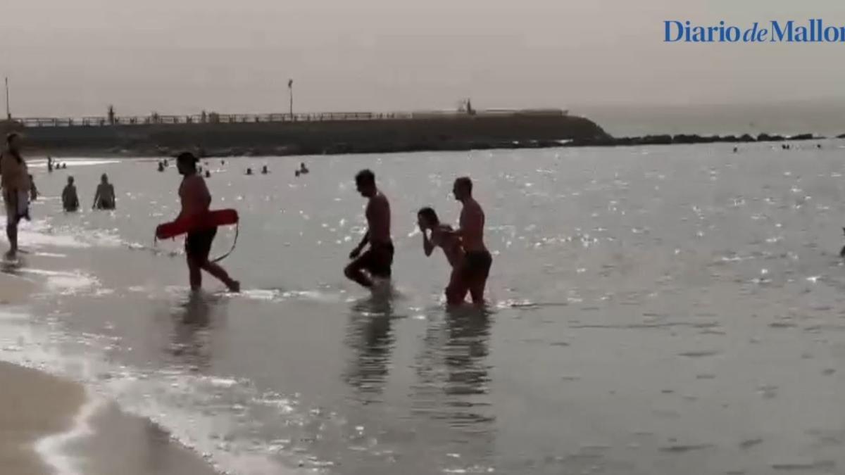 Salvan a una mujer a punto de ahogarse en la playa de Can Pere Antoni, en Palma