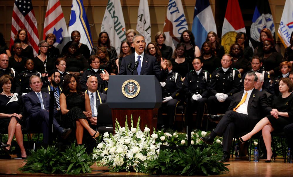 Obama ha participado, junto a su esposa y el expresidente George W. Bush, en el homenaje a los cinco policías asesinados.