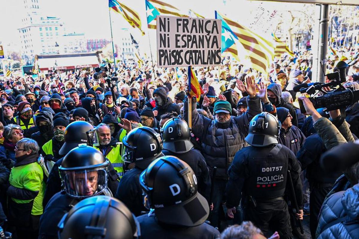 Enfrentamientos en la manifestación en contra de la celebración de la cumbre España-Francia en Barcelona