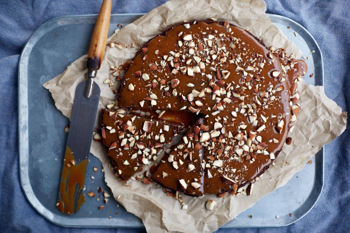 Pastel de chocolate pegajoso sueco también conocido como kladdkaka