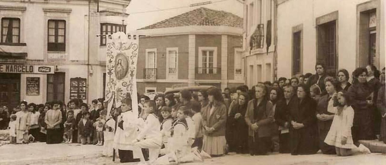Procesión del Corpus en la plaza de La Cruz, en Noreña, en 1952.