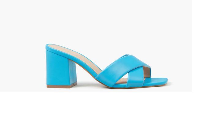 Sandalias azules de Lefties.