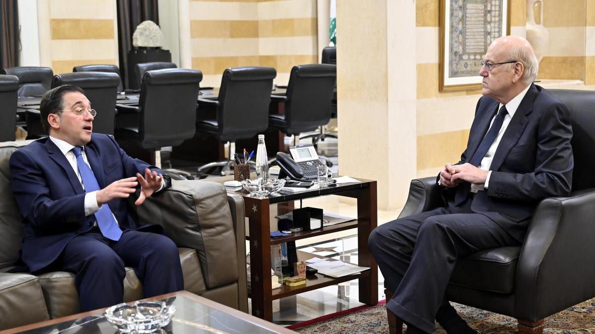 El ministro de Exteriores, José Manuel Albares, conversa con el primer ministro libanés,  Najib Mikati, este martes en Beirut.
