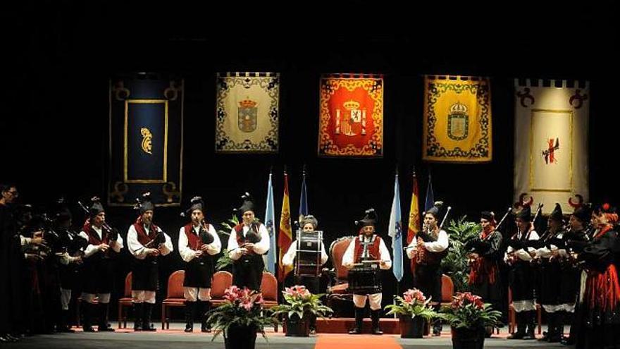 Actuación previa a la entrega de premios, ayer, en el Rosalía. / carlos pardellas