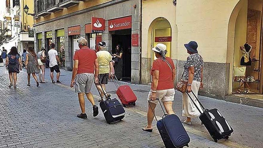 Un grupo de turistas pasea por el centro de Palma.