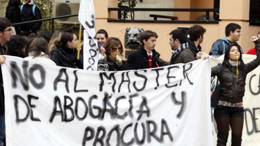 Los estudiantes iniciaron su protesta en el campus de La Merced.