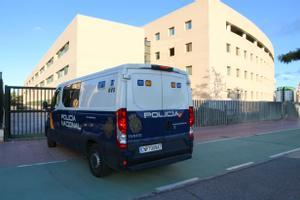 Furgones de la Policía Nacional en la Audiencia de Castellón 