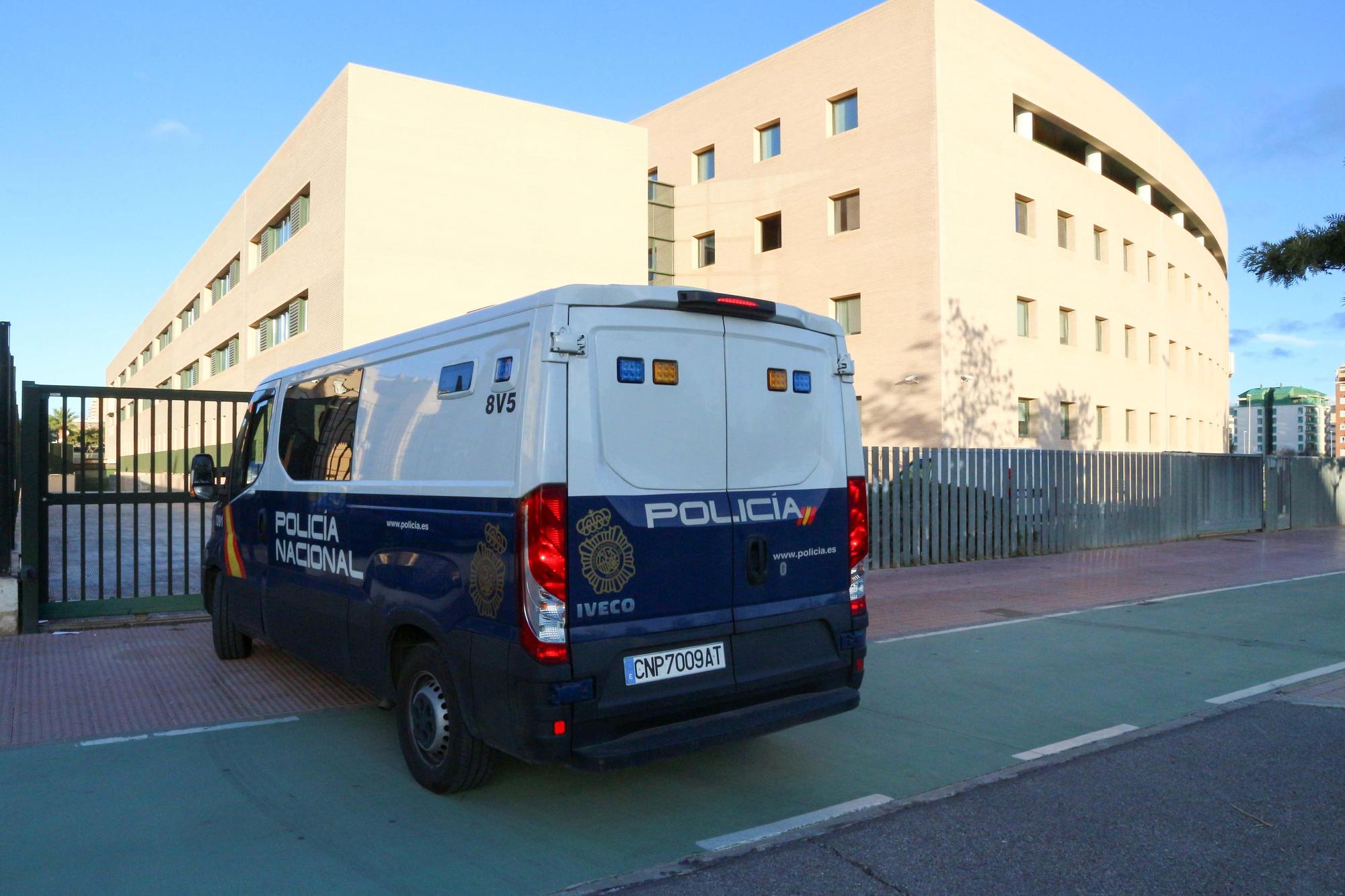 Furgones de la Policía Nacional