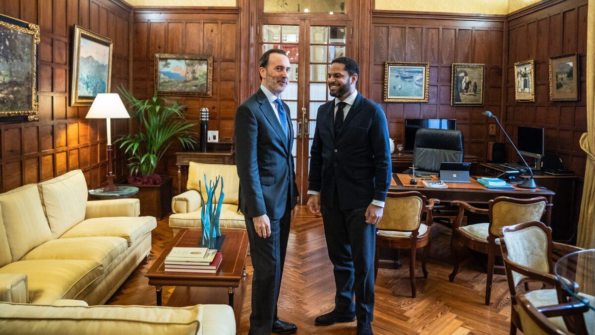 Gabriel Le Senne e Ignacio Garriga, en el Parlament.