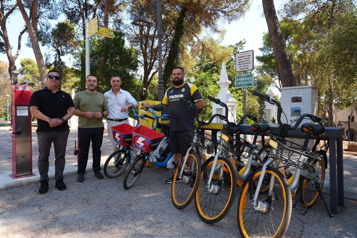 El alcalde de Vila-real, José Benlloch, junto al técnico municipal del área de Movilidad y representantes de la empresa adjudicataria del Vilabici, en la estación base ubicada en el paraje del Termet.