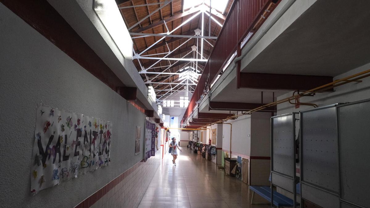 El espectacular techo del colegio Candalix de Elche, visto desde el pasillo inferior