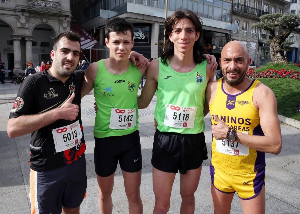 Los corredores Nuno Costa y Ester Navarrete vencen en la V Carrera Popular do Entroido, en la que medio millar de personas sudaron dentro de sus disfraces.