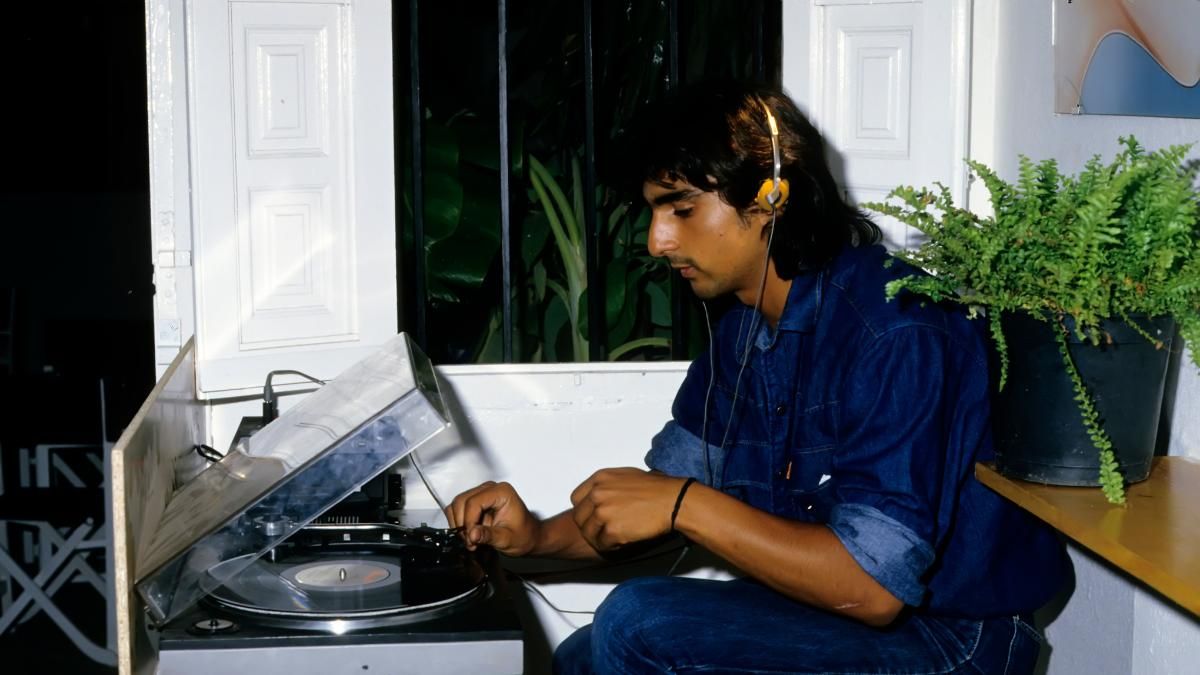 Antonio Flores con un tocadiscos