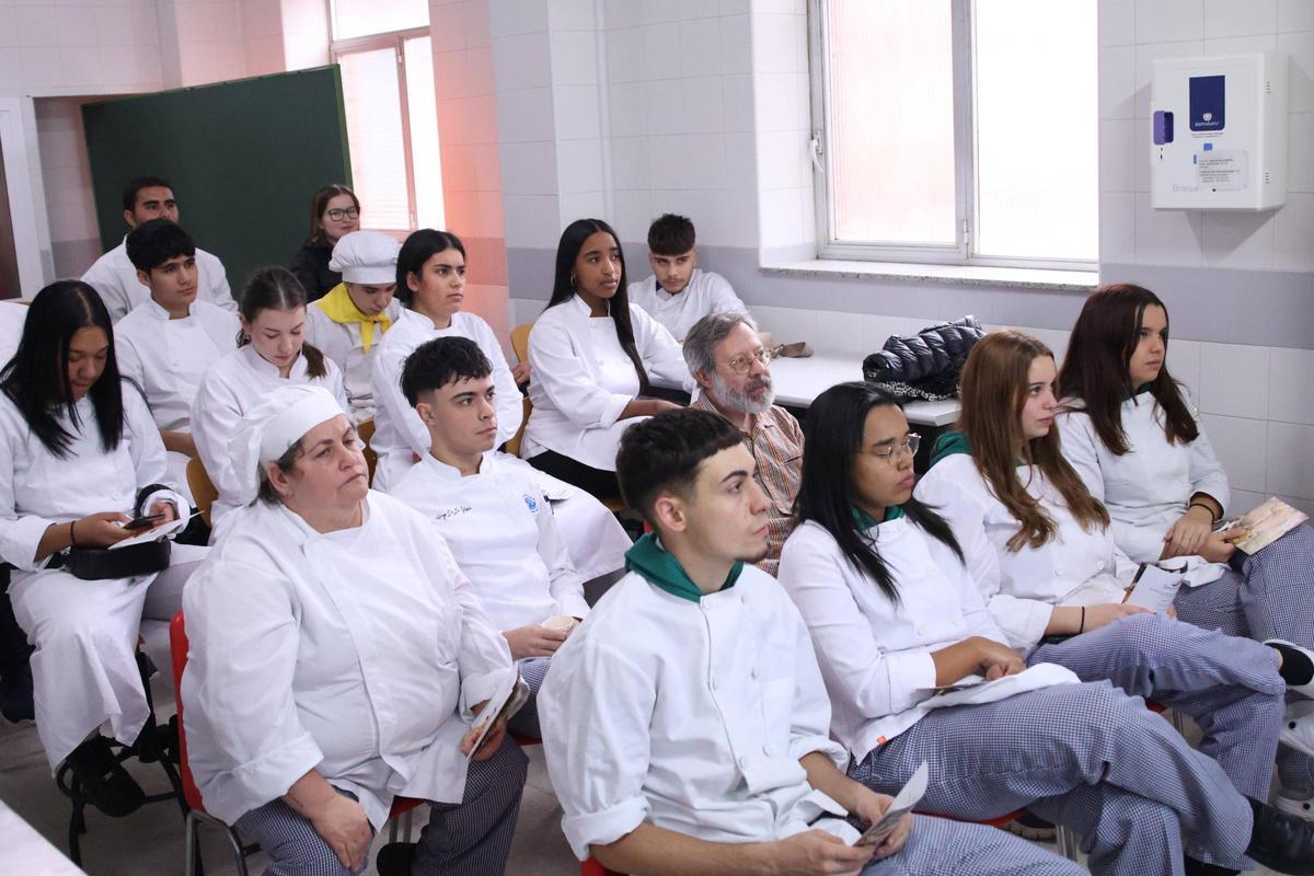 Clase magistral del torrezno en el CIFP Ciudad de Zamora.