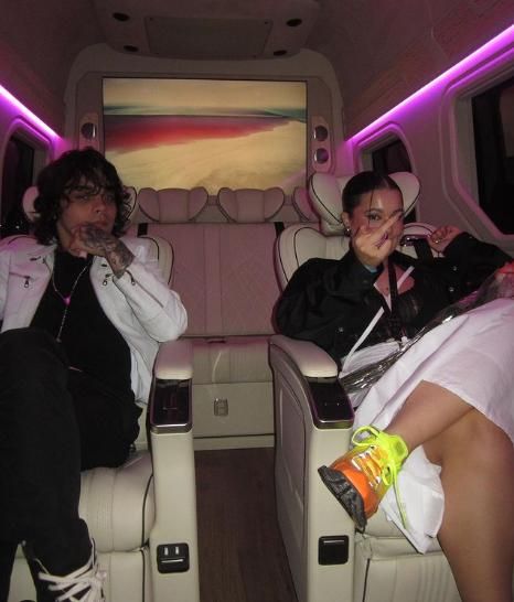 Manuela junto a su hermano Alexander mostrando una gran complicidad