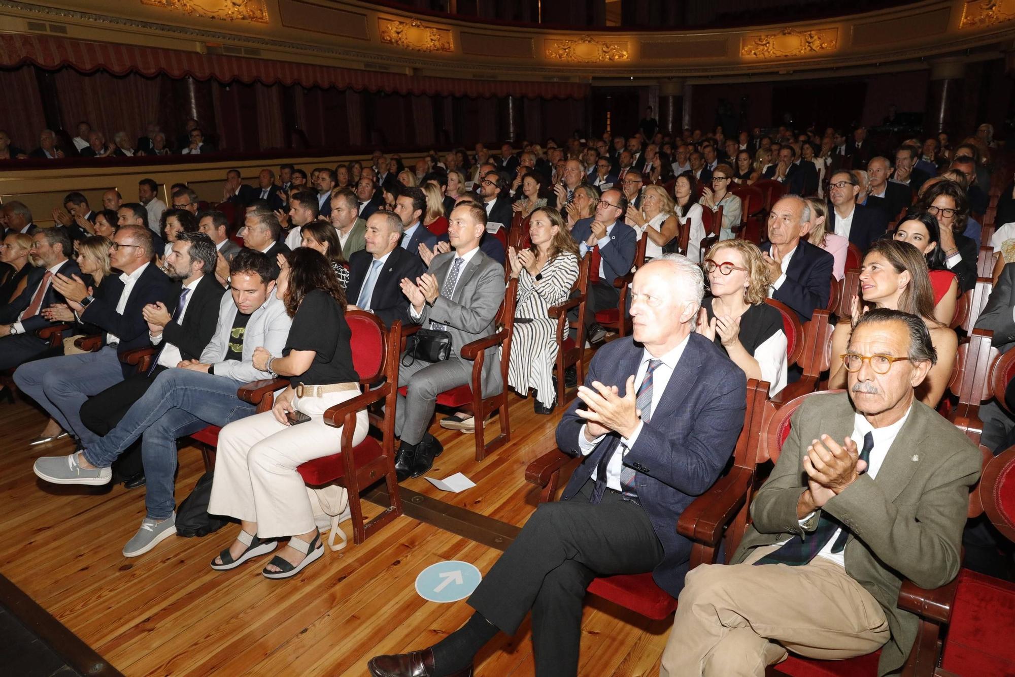 Entrega del premio "Familia Empresaria" a la familia Cosmen Menéndez-Castañedo