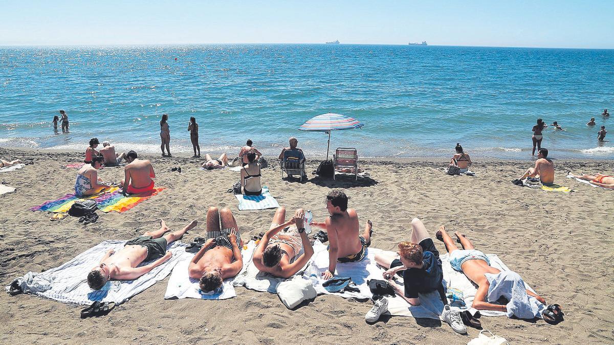 Bañistas en una playa de Málaga, este verano.