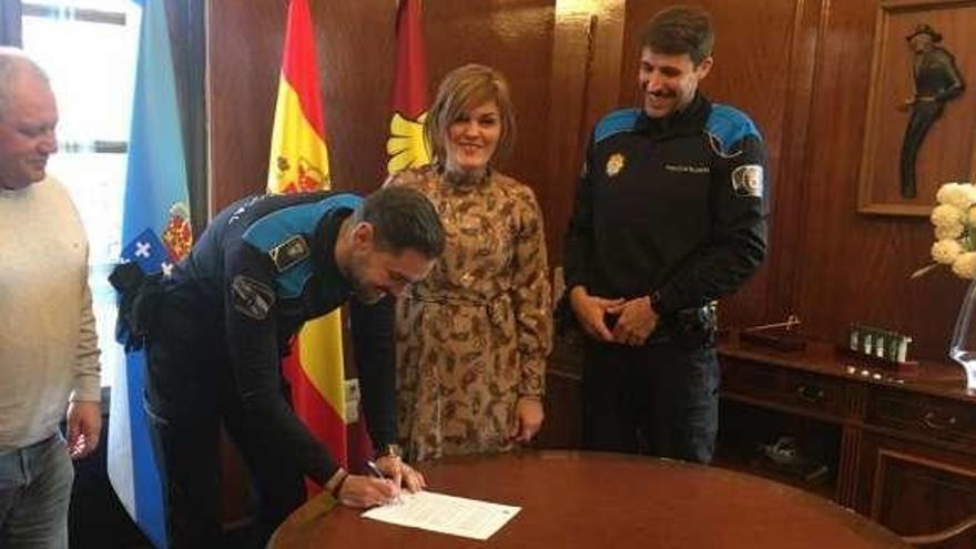 Los nuevos agentes de la Policía Local, ayer, con la alcaldesa. // FdV