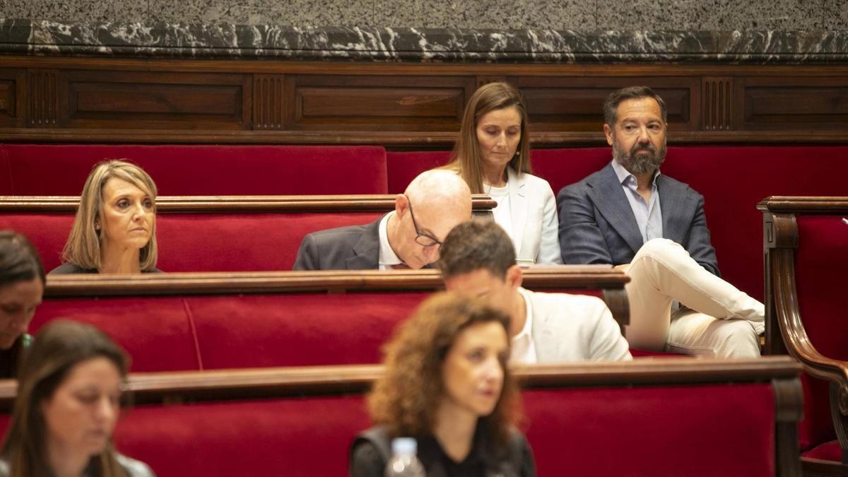 Cecilia Herrero y Juanma Badenas, en el último pleno, separados de Mónica Gil y José Gosálbez
